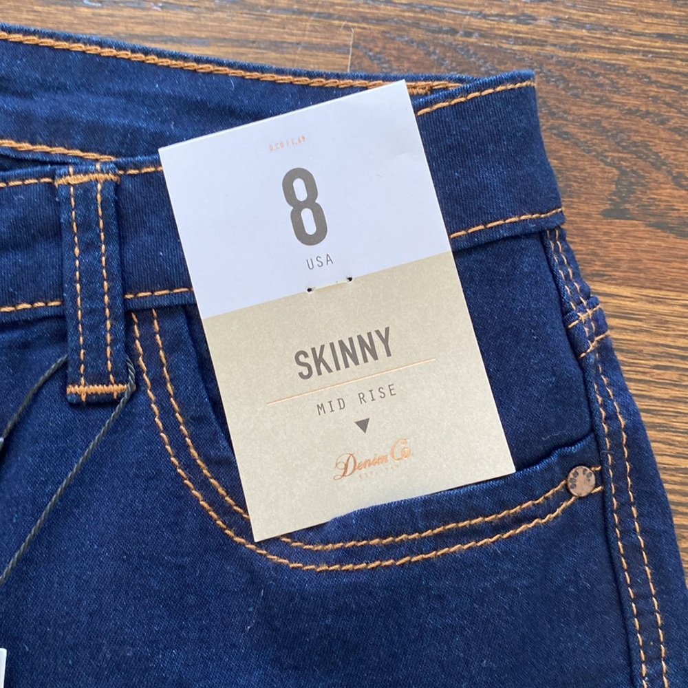 Women’s size 8 skinny dark denim jeans. New with Tags. - Picture 3 of 6